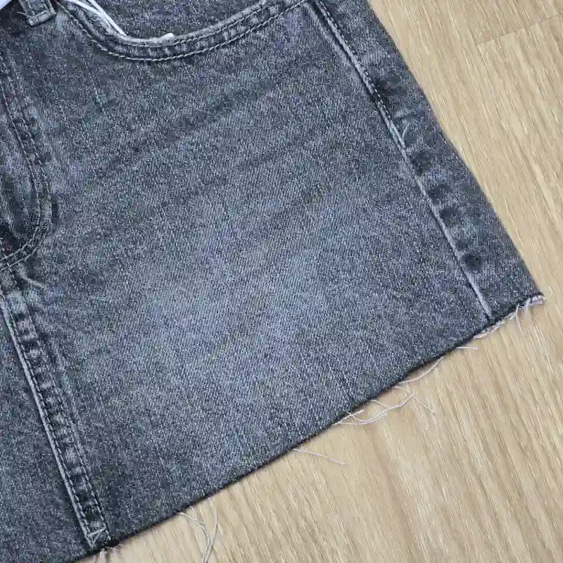 Saya de mezclilla oscura corta