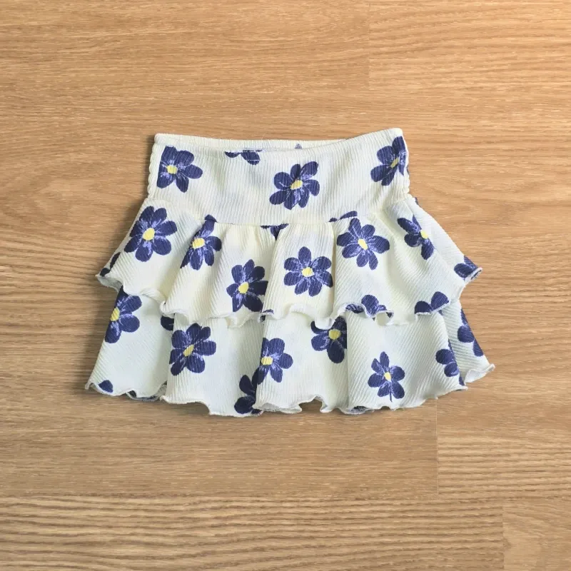 Saya de vuelos con flores azules