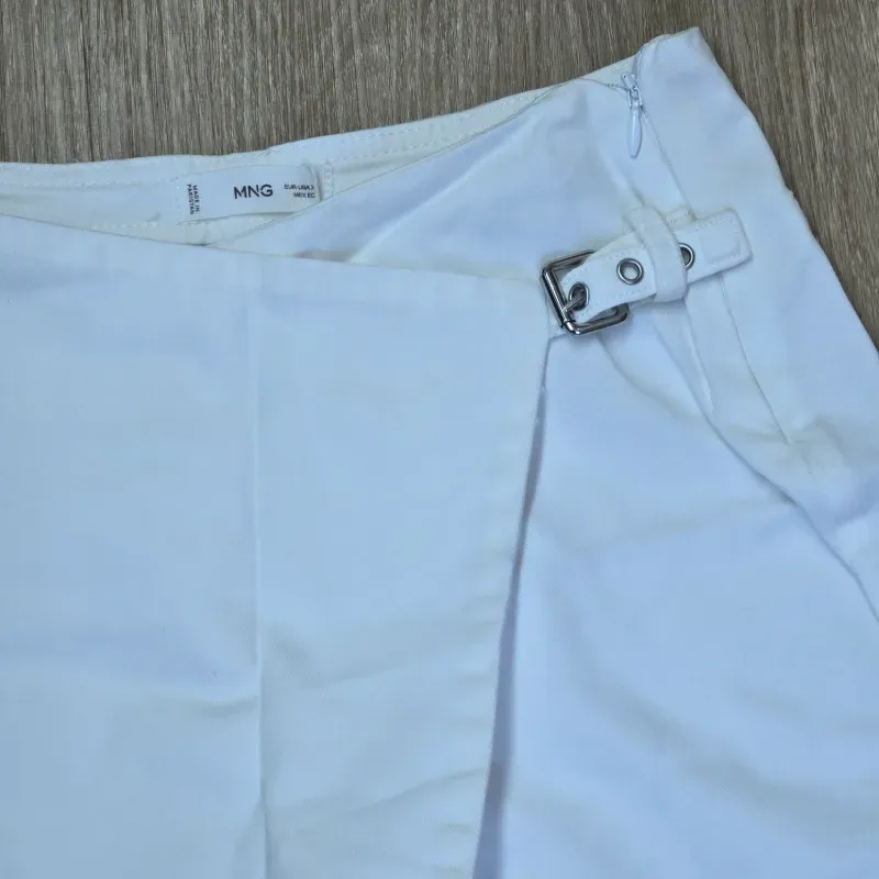 Saya Short Blanca con hebilla delantera