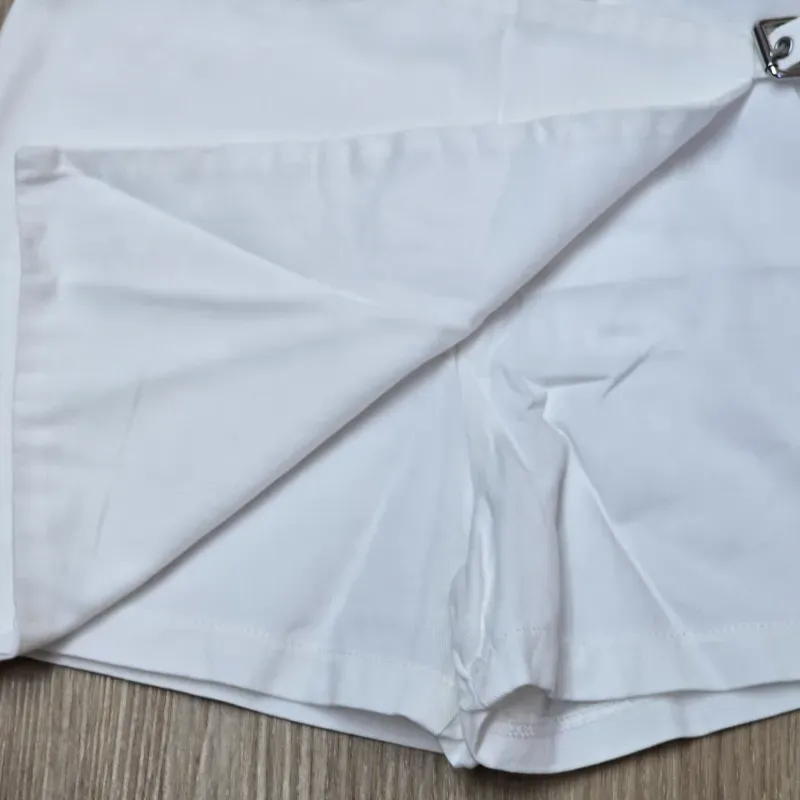 Saya Short Blanca con hebilla delantera