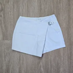 Saya Short Blanca con hebilla delantera