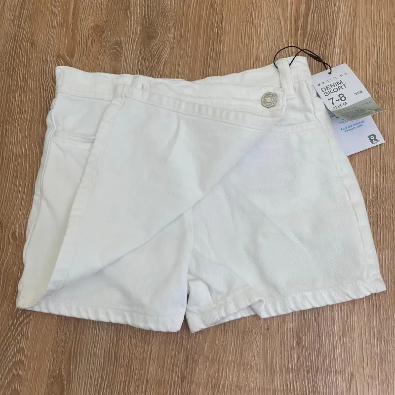 Saya short de color blanco 