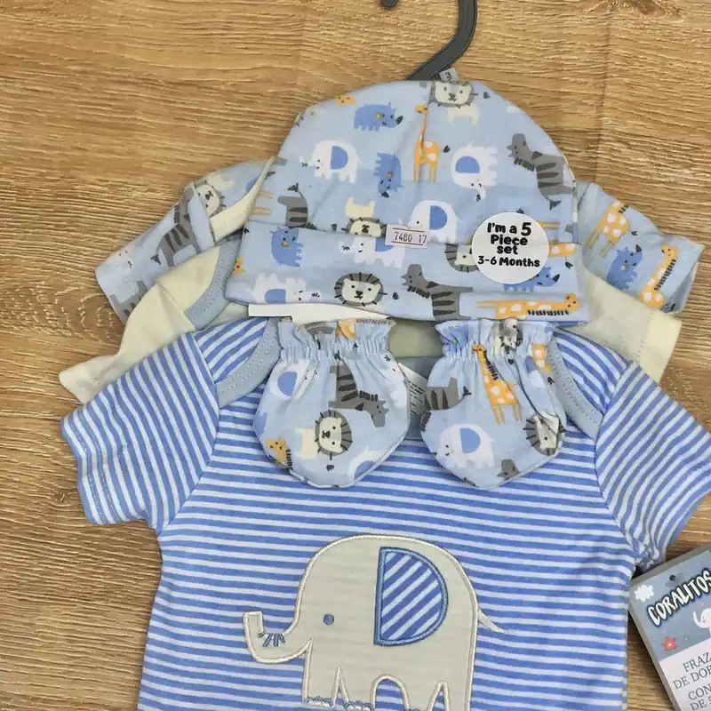 Set de 3 bodies con guantes y gorro color azul