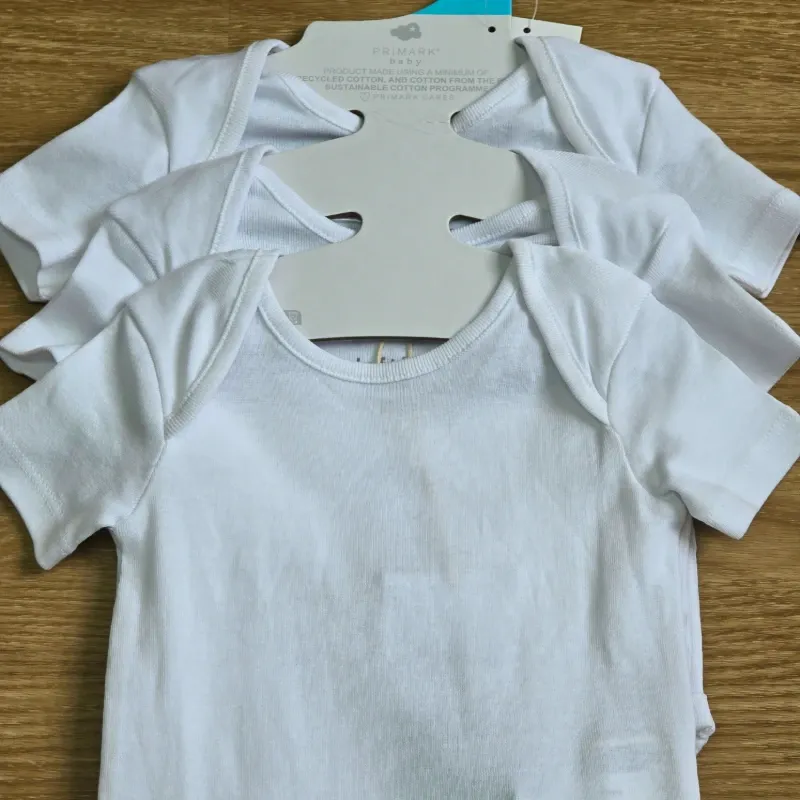 Set de 3 bodys mangas cortas blancos