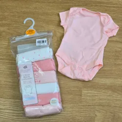 Set de 7 Bodys mangas cortas de color rosado y blanco.