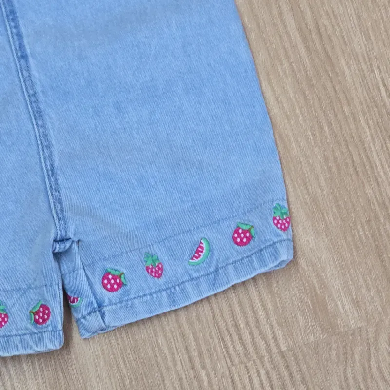 Set de Overol de mezclilla con pulover blanco