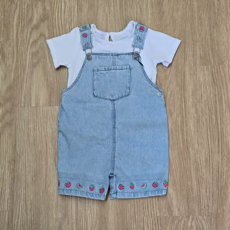 Set de Overol de mezclilla con pulover blanco