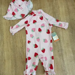 Set de traje de baño y gorrito con fresas