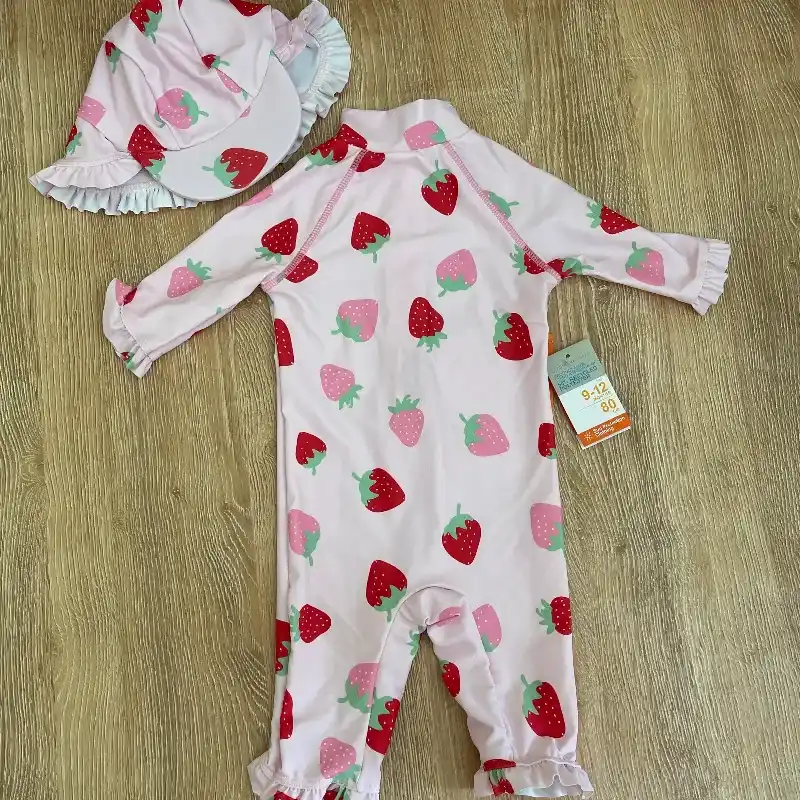 Set de traje de baño y gorrito con fresas