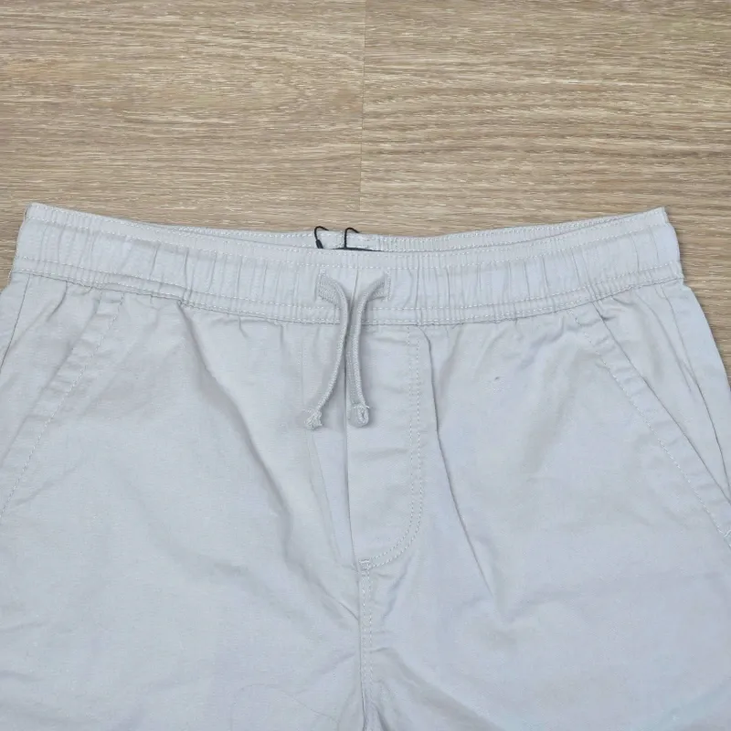 Short beige de bolsillos
