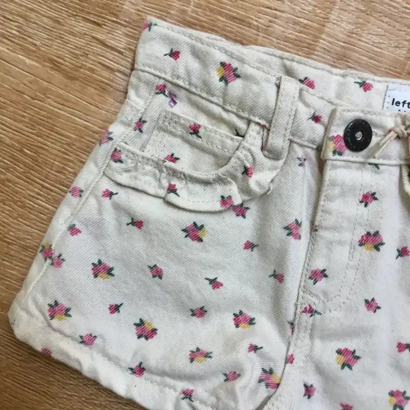 Short blanco con flores