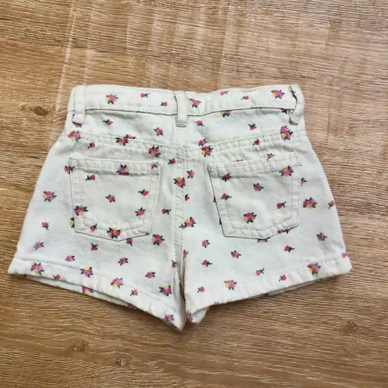 Short blanco con flores
