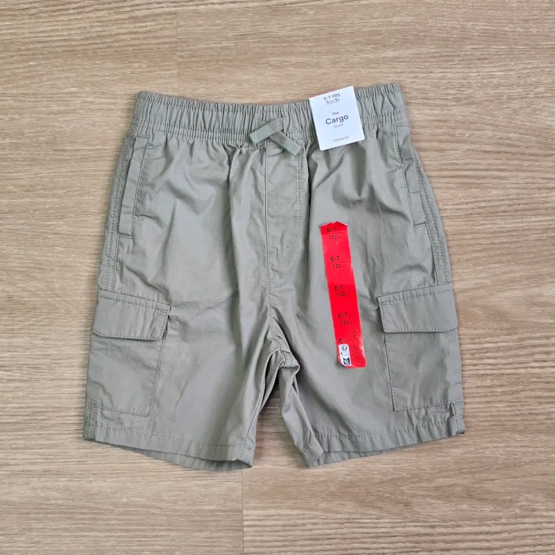 Short Cargo con bolsillos color verde