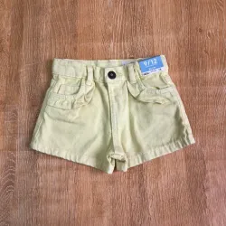 Short color amarillo 