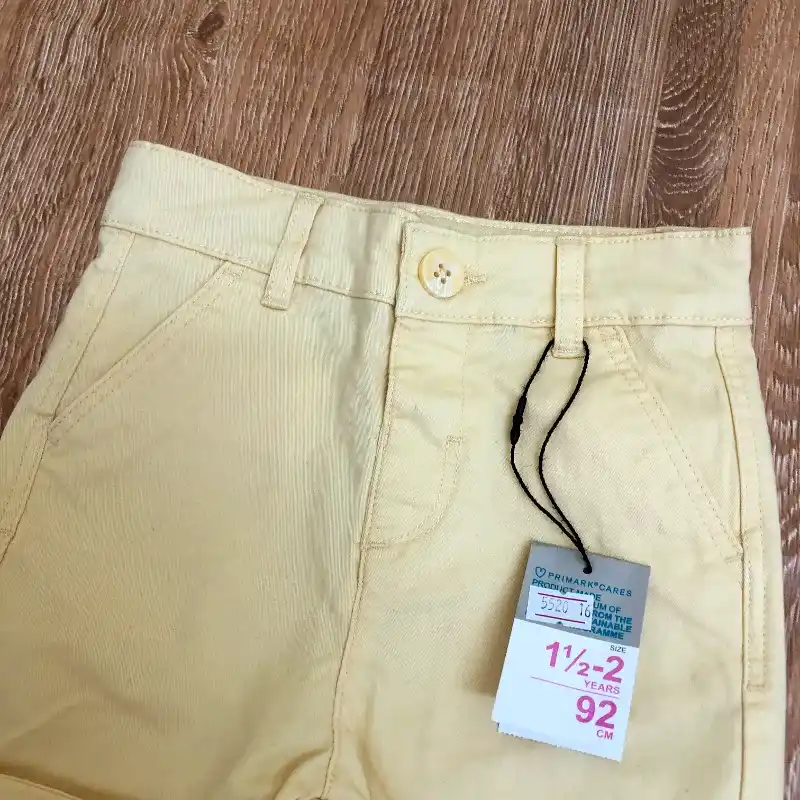 Short color amarillo 
