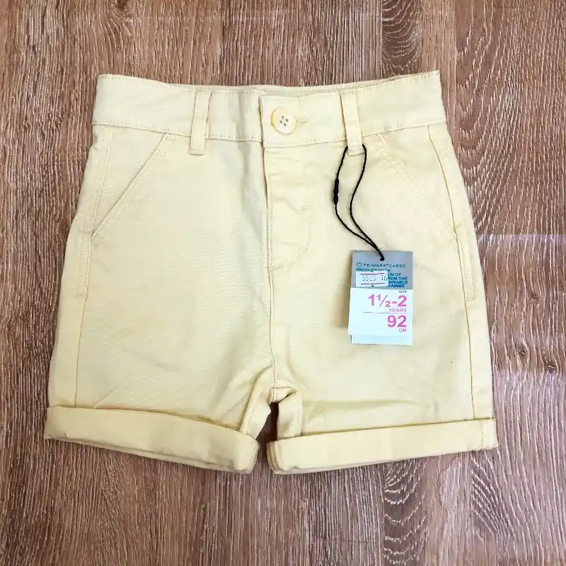 Short color amarillo 