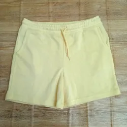 Short color amarillo 