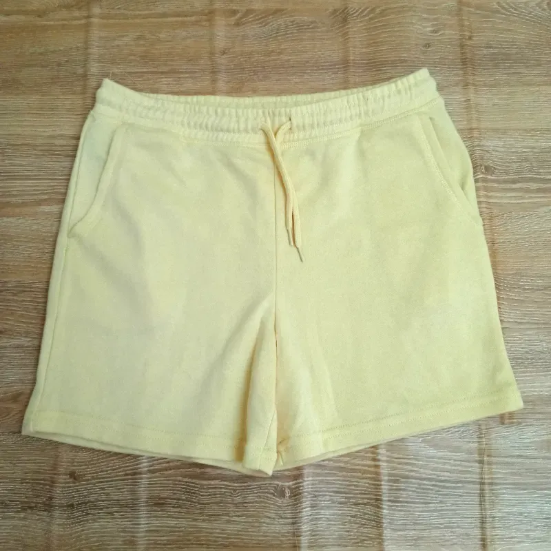 Short color amarillo 