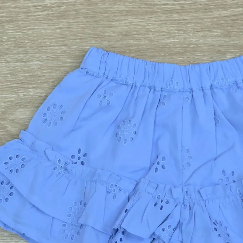 Short color azul con vuelos