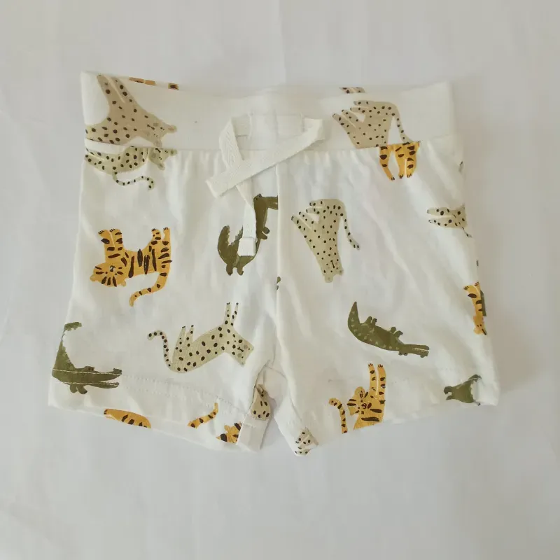 Short color blanco con animales 