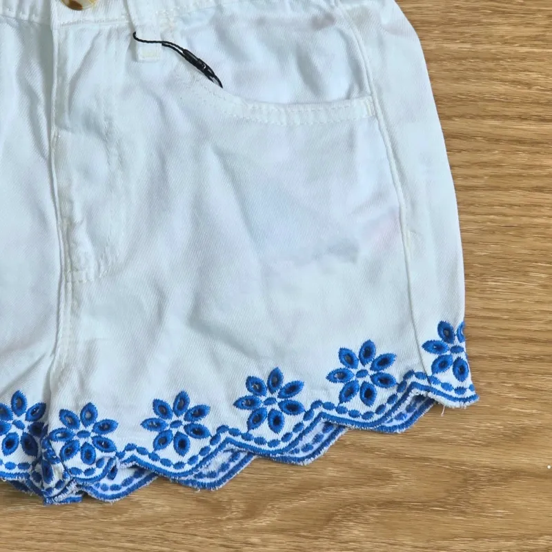 Short color blanco con detalles azules