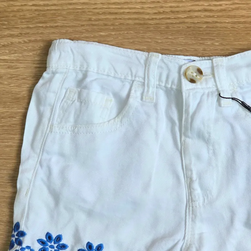 Short color blanco con detalles azules
