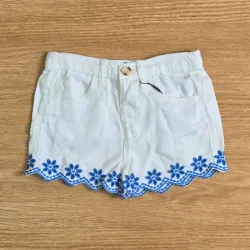 Short color blanco con detalles azules