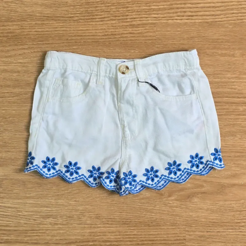 Short color blanco con detalles azules