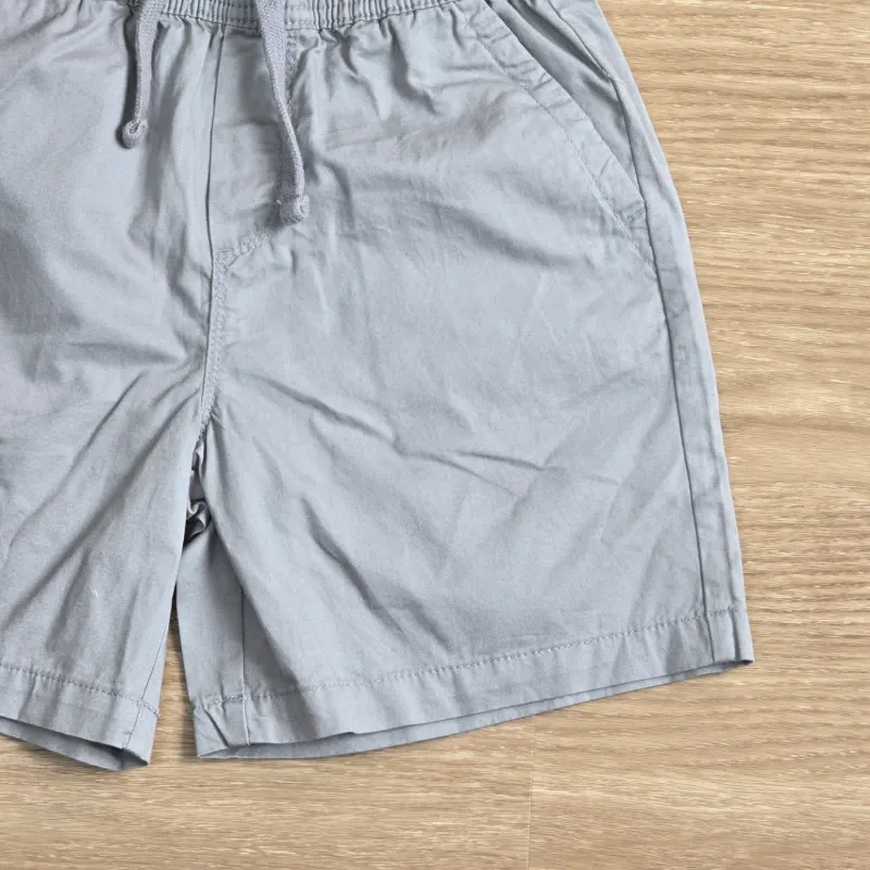 Short color gris claro