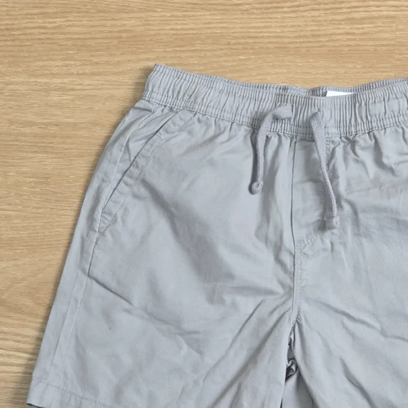 Short color gris claro