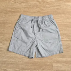 Short color gris claro