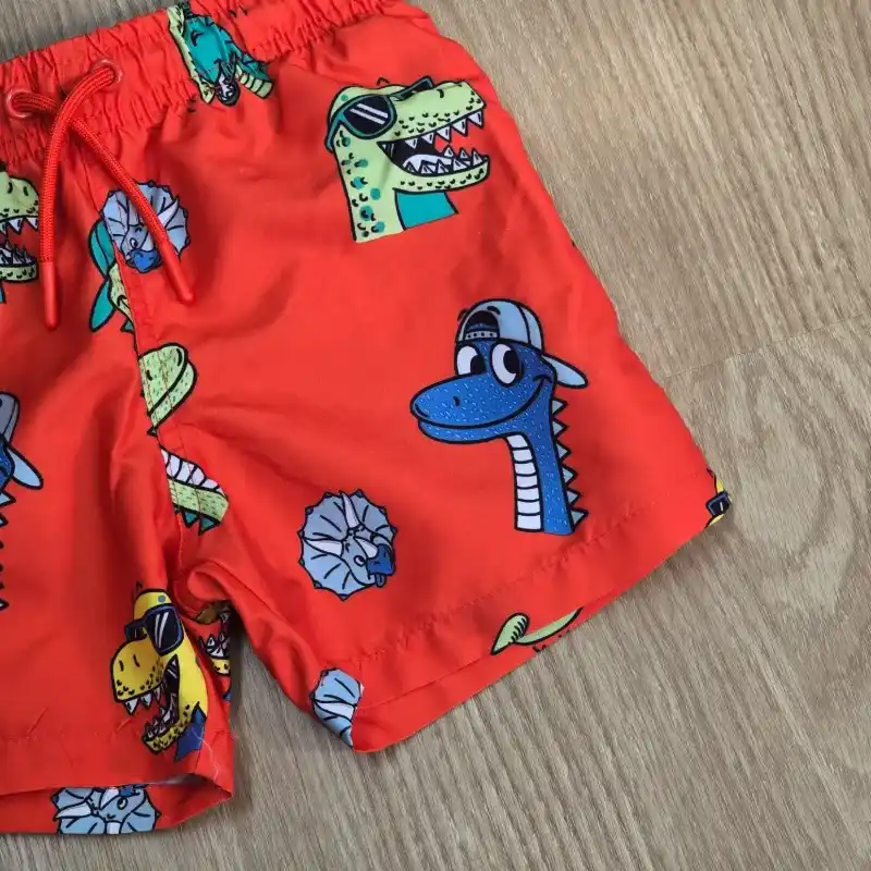 Short color rojo de dinosaurios