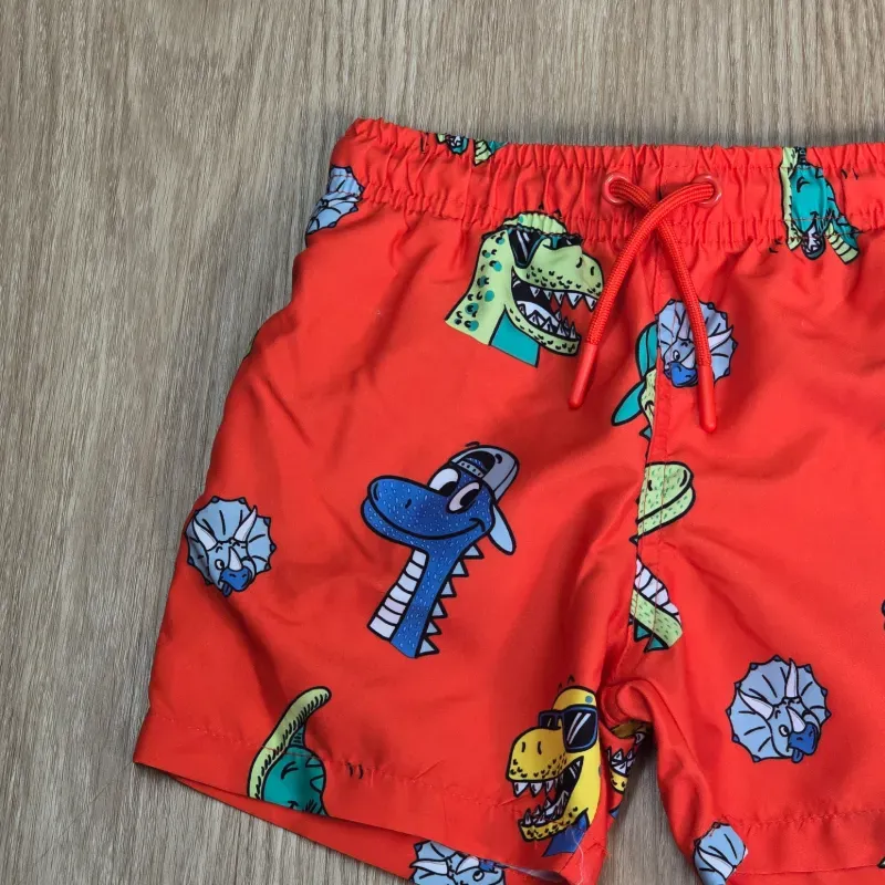 Short color rojo de dinosaurios