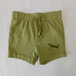 Short color verde claro con cocodrilo 
