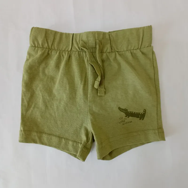 Short color verde claro con cocodrilo 