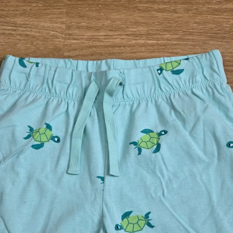 Short con cordón verde de tortuga