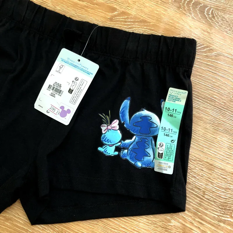 Short con Stitch color negro