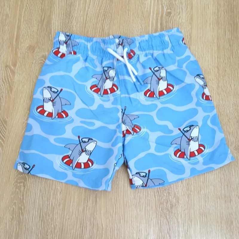 Short con tiburones en salvavidas 
