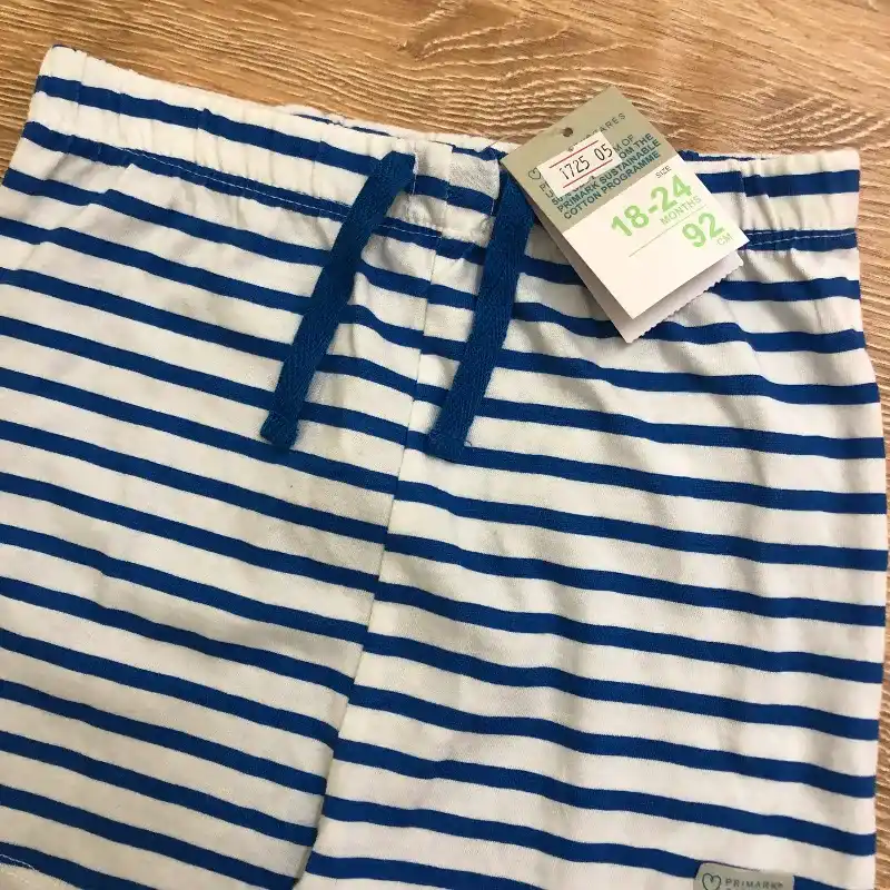 Short corto de rayas blancas y azules