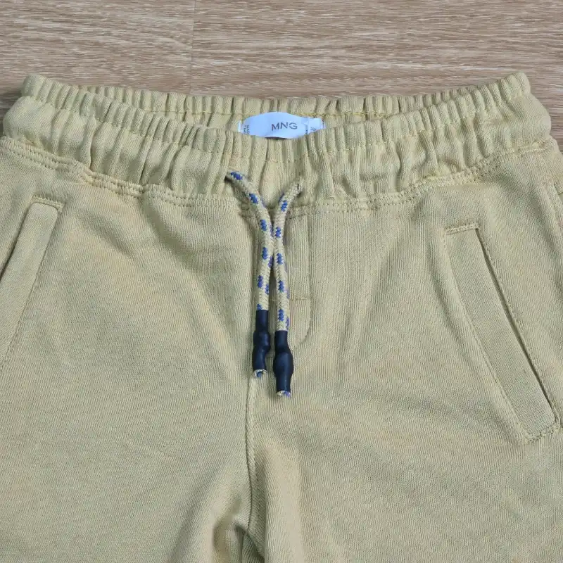 Short de Algodón Mostaza con cordón.