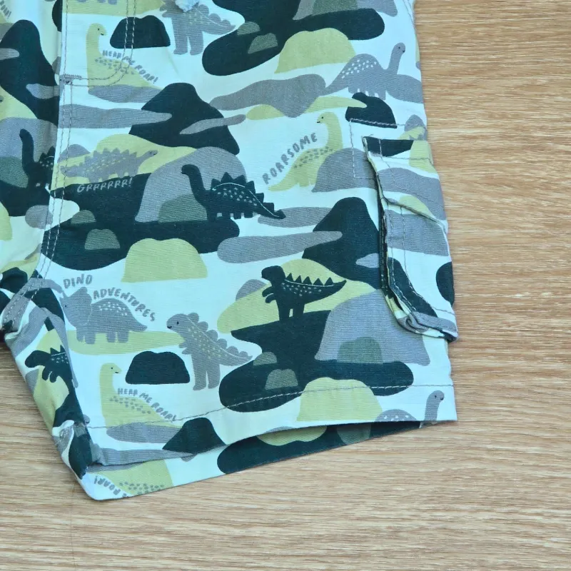 Short de Camuflaje con Dinosaurios color verde