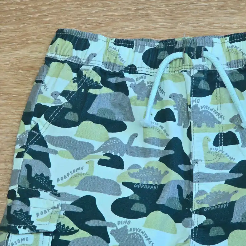 Short de Camuflaje con Dinosaurios color verde