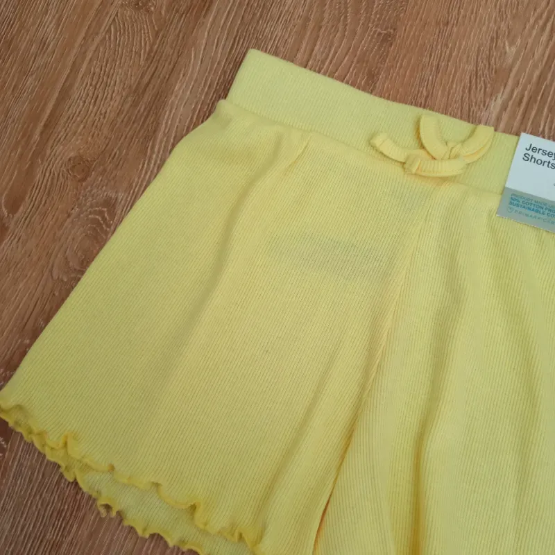 Short de canalé color amarillo 