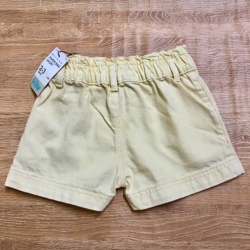 Short de color amarillo 