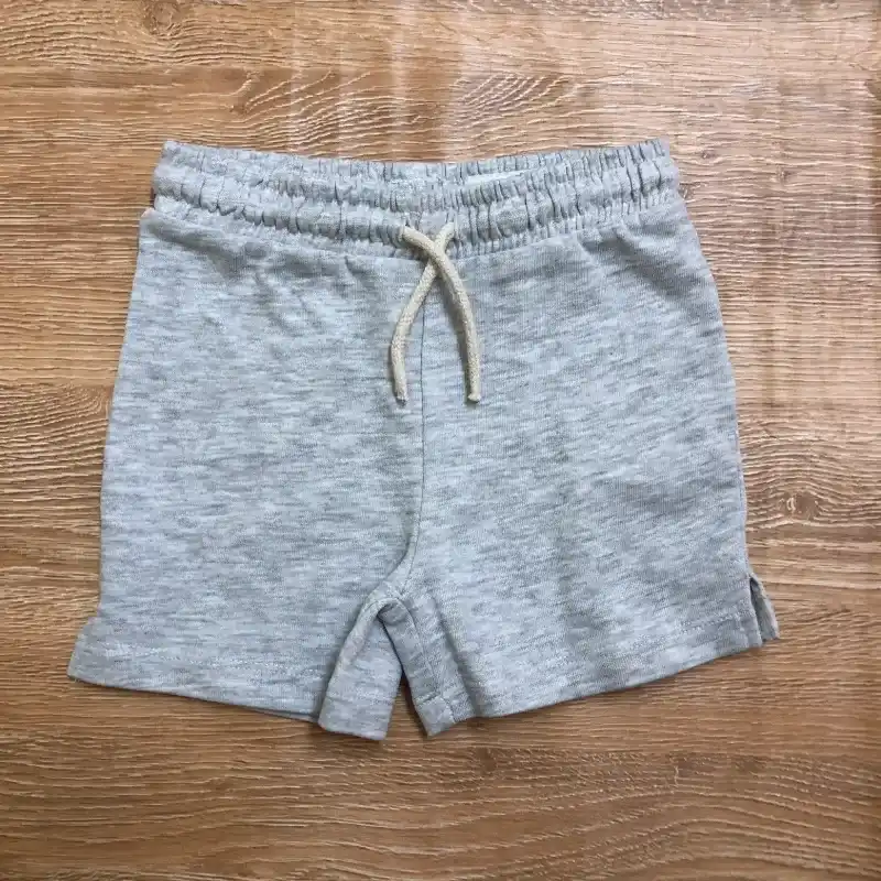 Short de felpa color gris con textura 