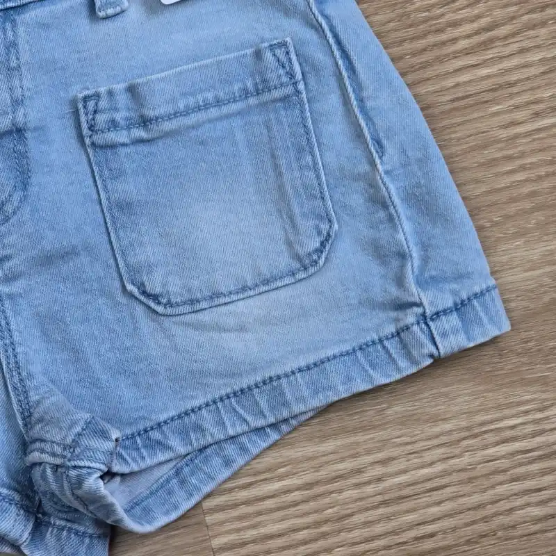 Short de mezclilla clara con bolsillos delanteros