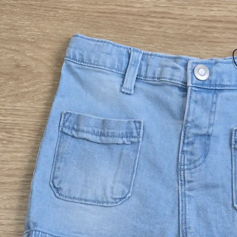 Short de mezclilla clara con bolsillos delanteros