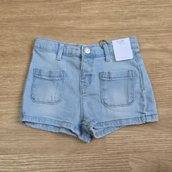 Short de mezclilla clara con bolsillos delanteros