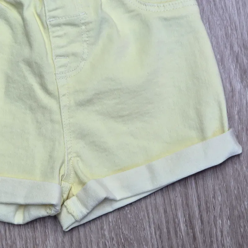 Short de mezclilla color amarillo