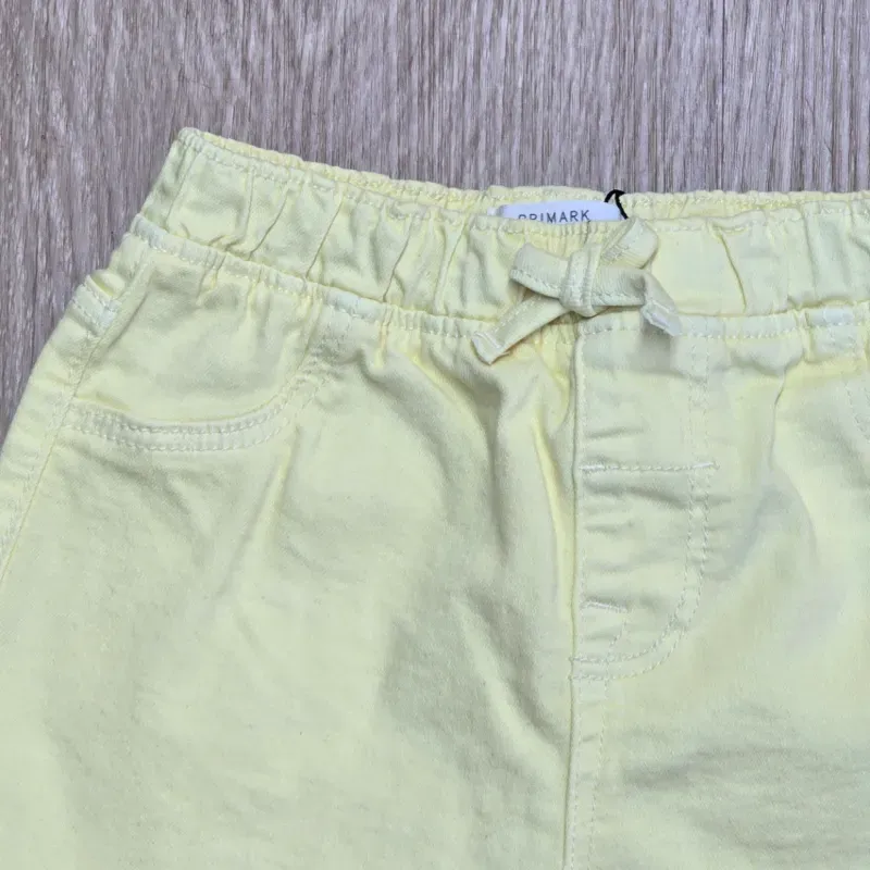 Short de mezclilla color amarillo